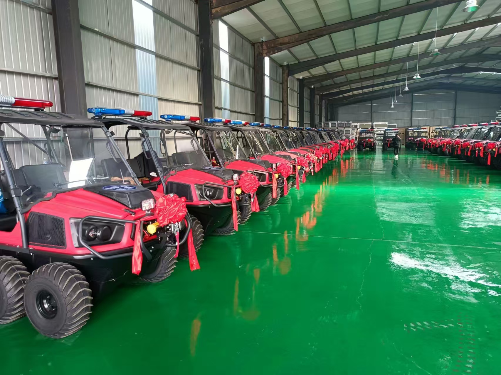 祝賀！河北五星“國債資金應(yīng)急救援能力提升工程項目”中標(biāo)的55輛“水陸兩棲車”列隊完畢，準備發(fā)貨！